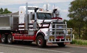 出荷とトラック 物流の波動と平準化（その2）